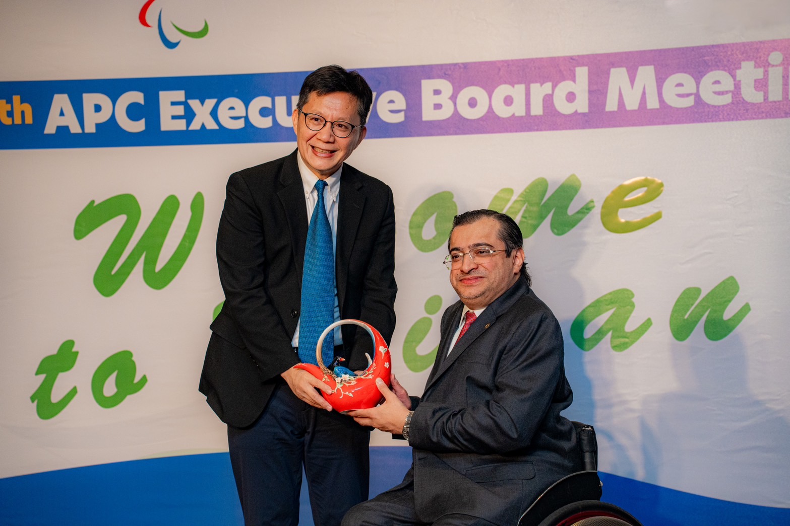 (圖)Deputy Minister of Education Chang Liao Wan-chien presented a souvenir to APC President Majid Rashed.